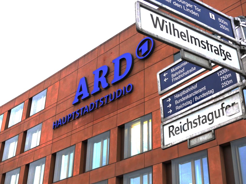 Studios berlinois de l"ARD. Cette antenne de la chaîne couvre essentiellement les sujets politiques et gouvernementaux. Le bâtiment se situe à quelques rues du Bundestag et du Reichstag. 
