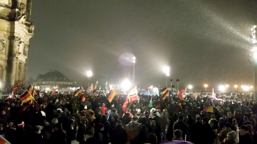 Des sympathisants du mouvement d'extrême droite Pegida manifestent le lundi 6 février 2017, malgré d'abondantes chutes de neige. Ils se rassemblent à Dresde, en Saxe, chaque semaine depuis trois ans.